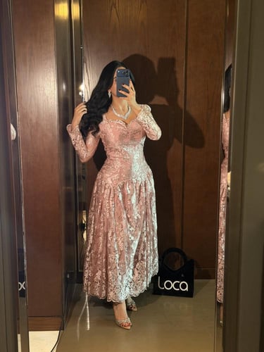 فستان سهرة وردي دانتيل بأكمام طويلة