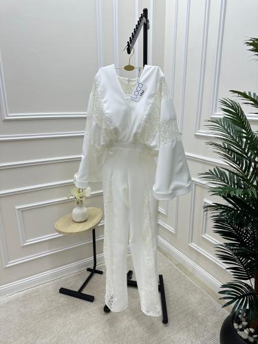 جمبسوت ابيض بدانتيل