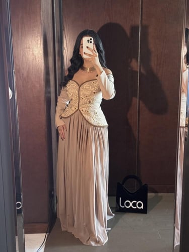 فستان سهرة بيج بأكتاف مكشوفة وتطريز على الصدر وتنو...