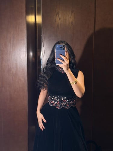 طقم سهرة مخمل اسود فاخر مزين بتطريزات وردية على ال...