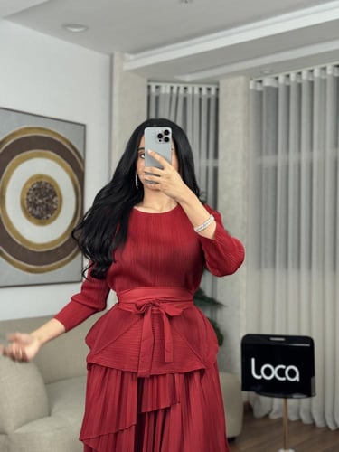 طقم تنوره وبلوزه مع حزام باللون الأحمر