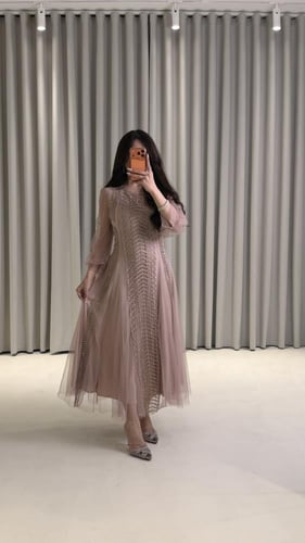 فستان ناعم وأنيق بقصه ناعمه