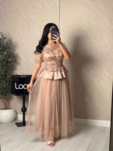 طقم ناعم بلون لحمي على وردي