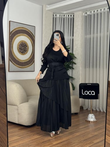 طقم تنوره وبلوزه مع حزام باللون الأسود