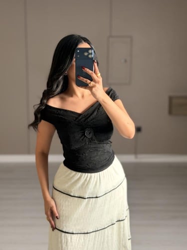 طقم ناعم بلوزة سودة وتنورة بيضاء فضفاضة