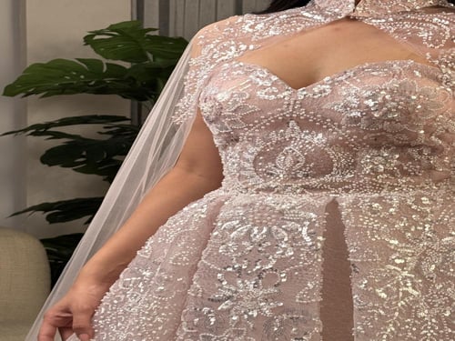 فستان سهره مطرز بتصميم ملكي