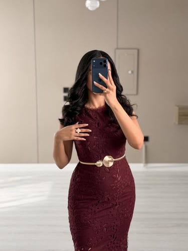 فستان دانتيل ميدي مع حزام خصر ذهبي أنيق لون عنابي