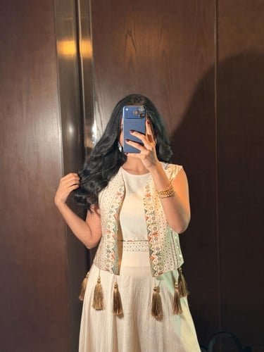 جلابية نسائية بيج مطرز بالذهبي بدون اكمام فاخرة