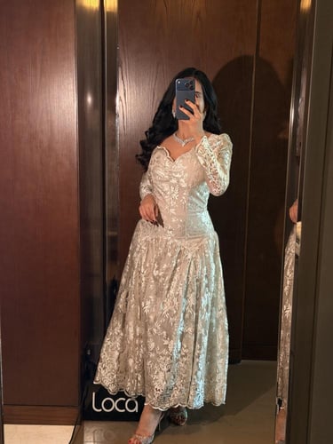 فستان سهرة دانتيل أنيق وطويل من ماركة لوكا