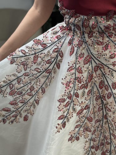 فستان سهره سكري مع تطريز احمر