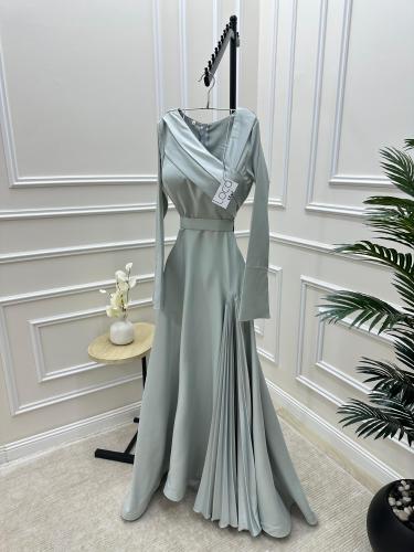 فستان ناعم يكسره جانبيه