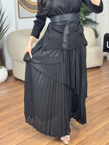 طقم تنوره وبلوزه مع حزام باللون الأسود