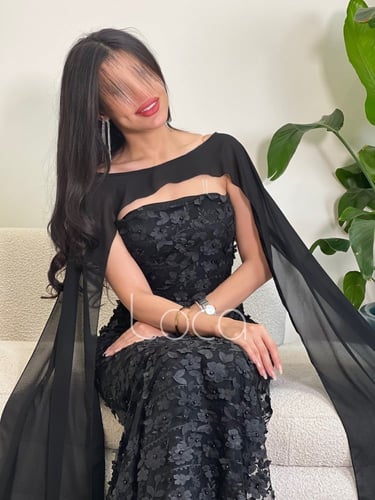 فستان اسود بنمط ورود