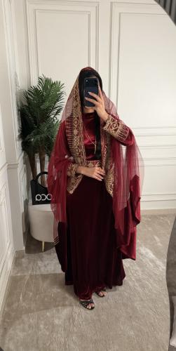 لبس تاسيس مع شال على الراس