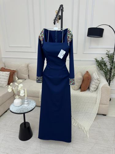 فستان كحلي بأكمام