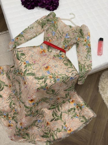 فستان مطرز بورود ملونة مع حزام احمر