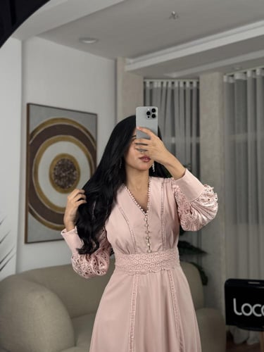 فستان ناعم وبنقوش مميزه باللون الوردي من لوكا فاشن