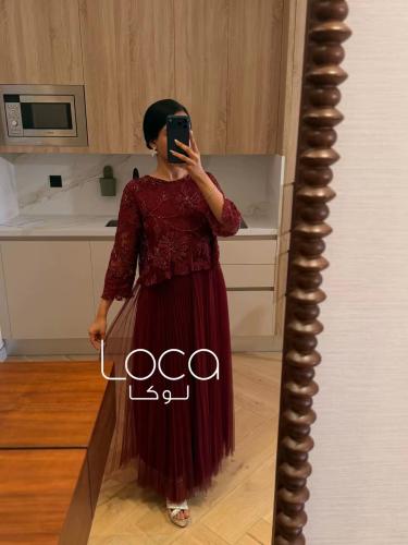 فستان عنابي بلوزة دانتيل وتنورة تل