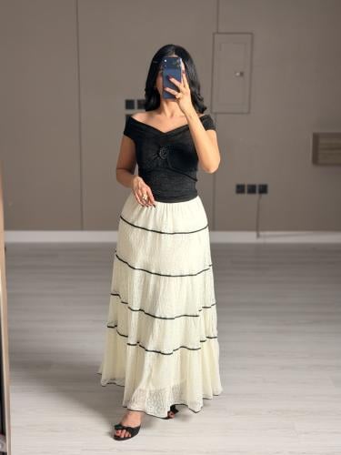 طقم ناعم بلوزة سودة وتنورة بيضاء فضفاضة