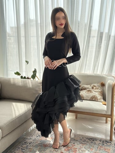 فستان اسود بقصة مائلة