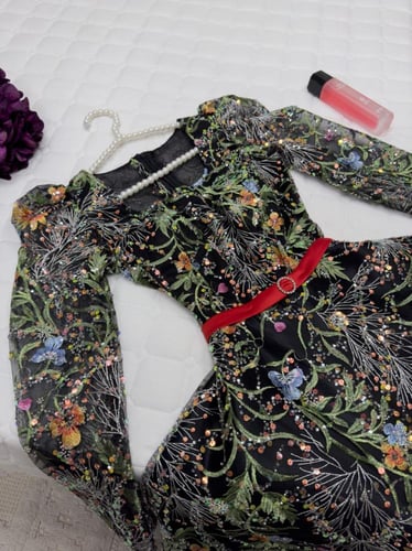 فستان مطرز بورود ملونة مع حزام احمر