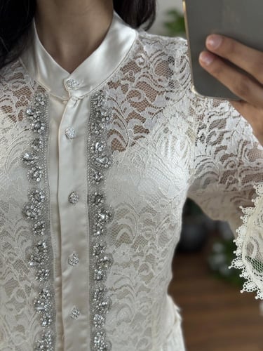 فستان راقي دانتيل بتفاصيل فخمة