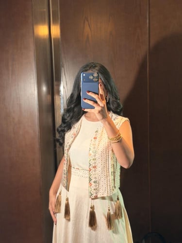 جلابية نسائية بيج مطرز بالذهبي بدون اكمام فاخرة