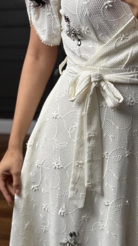 فستان ناعم باللون الابيض