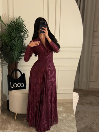 فستان تل بنقشة ورود ولمسة فاخرة من لوكا