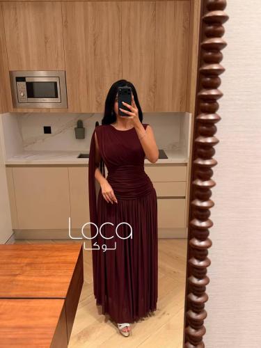 فستان سهرة عنابي بخصر مكسّر وكتف بكاب