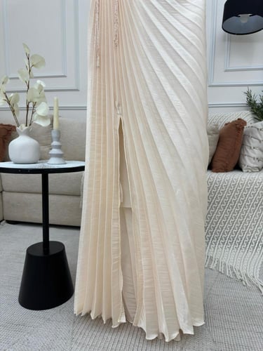 فستان ناعم بتطريز ع الخصر