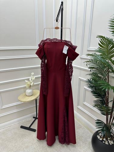 فستان برغندي ناعم بأكمام من الدانتيل