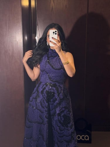 طقم سهرة ناعم طويل لون ليلكي بتطريزات ورود باللون...