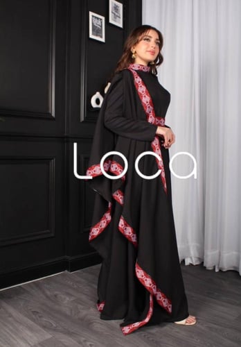 جلابية باللون الأسود مع كلفه من الأطراف باللون الأ...