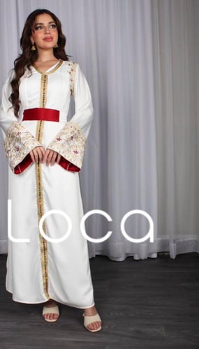 جلابية باللون الأبيض مع لمسات باللون الأحمر