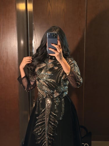 فستان سهرة اسود بكسرات على حرف A بتطريز لامع على ا...