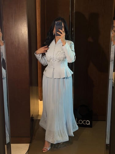 طقم أنيق ببلوزة وتنورة مطوية بلون ازرق فاتح