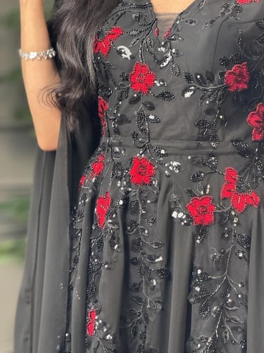 فستان سهرة اسود مطرز ورود الحمراء باكمام طويله فاخ...