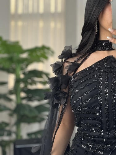 فستان سهره اسود ملكي من لوكا بتطريز وردي وكاب فاخر