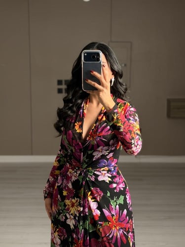 فستان ناعم طويل ماكسي ملفوف بنقشة زهور أنيقة