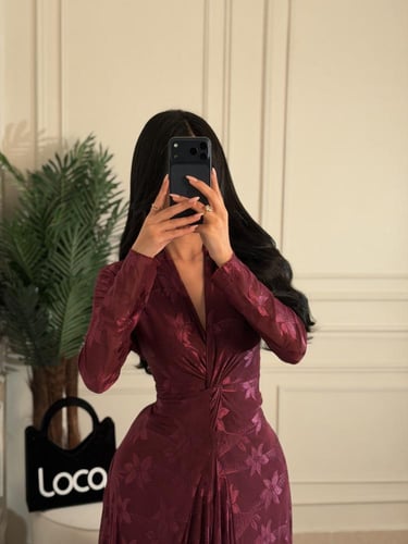 فستان تل بنقشة ورود ولمسة فاخرة من لوكا