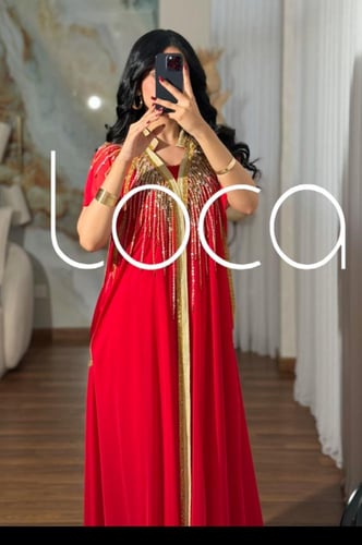 جلابية باللون الأحمر