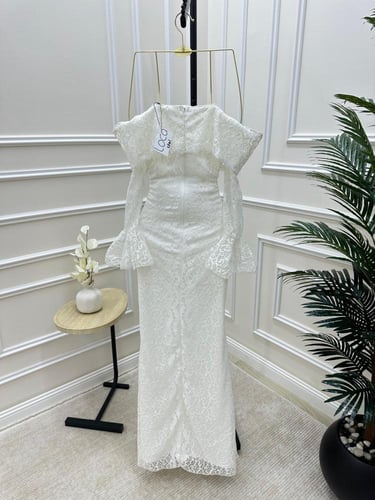 فستان دانتيل فخم باكمام اوف شولدر بلون اوف وايت