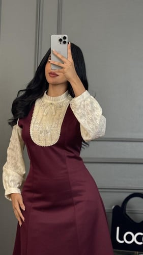 فستان قصير بلون برغندي من لوكا فاشن