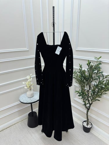 فستان اسود قطيفه بأكمام