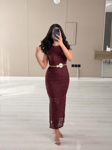 فستان دانتيل ميدي مع حزام خصر ذهبي أنيق لون عنابي