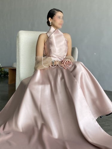 فستان وردي بياقة عالية