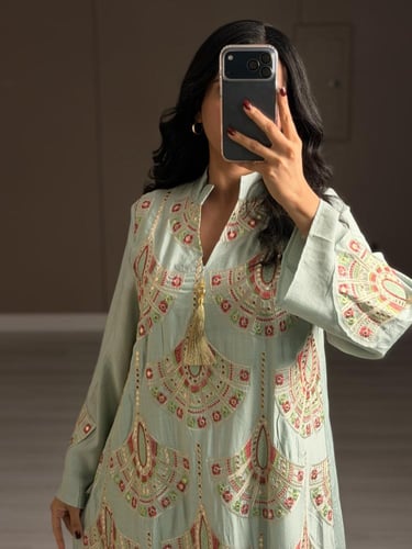 جلابية نسائية ناعمة لون اخضر فاتح تيفاني بتطريزات...