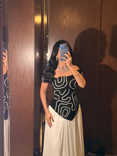 فستان سهرة راقي طويل بكورسيه مطرز باللون الأبيض وا...