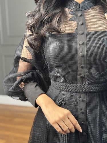 فستان ناعم قصير بنقوش مميزه وبلون اسود من لوكا فاش...